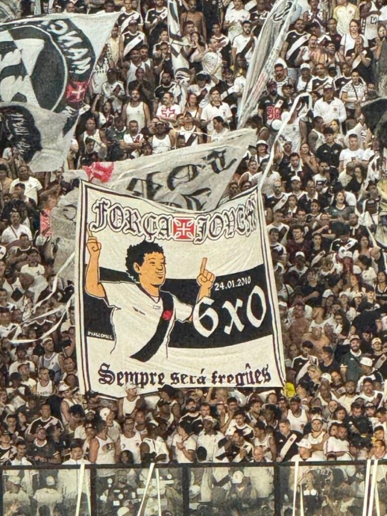 Torcida do Vasco exibe bandeirão em São Januário relembrando goleada histórica sobre o Botafogo