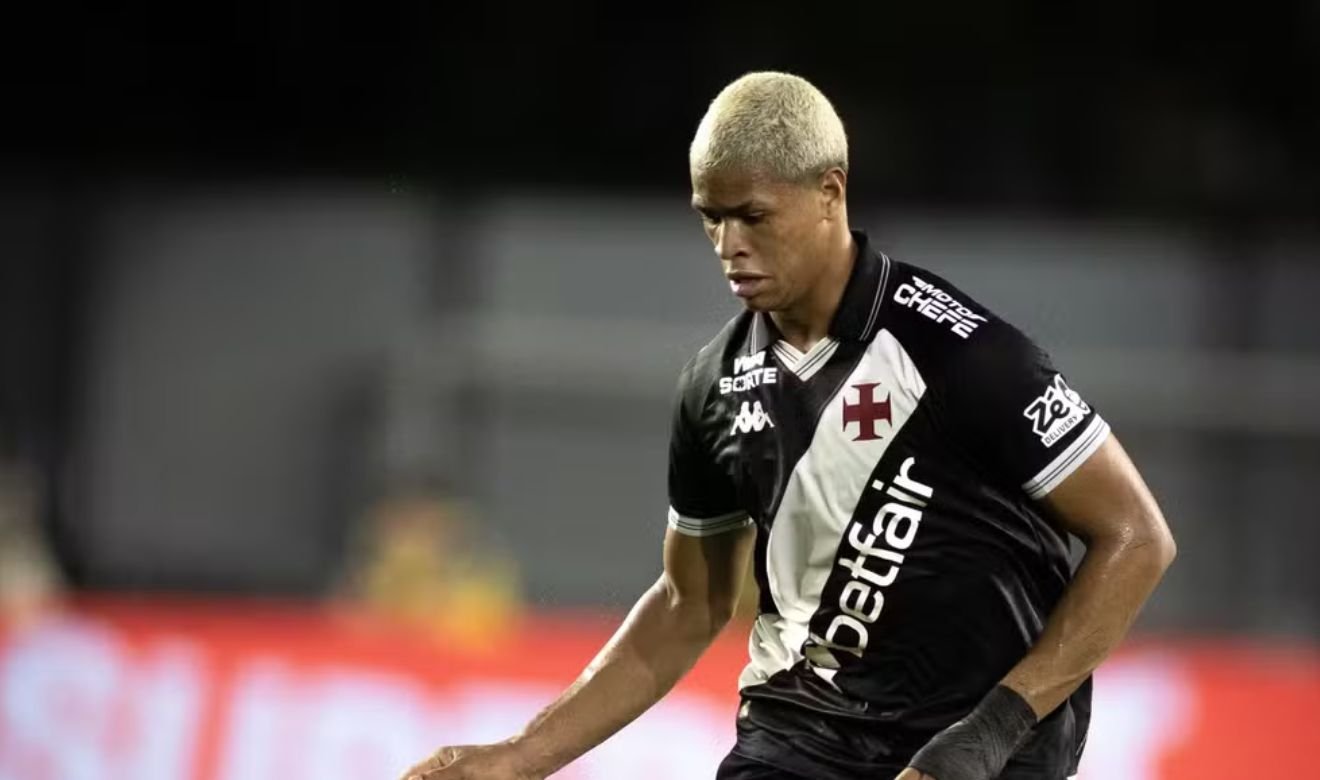 Cauan Barros brilha como titular e se firma como reforço de confiança para Diniz no Vasco