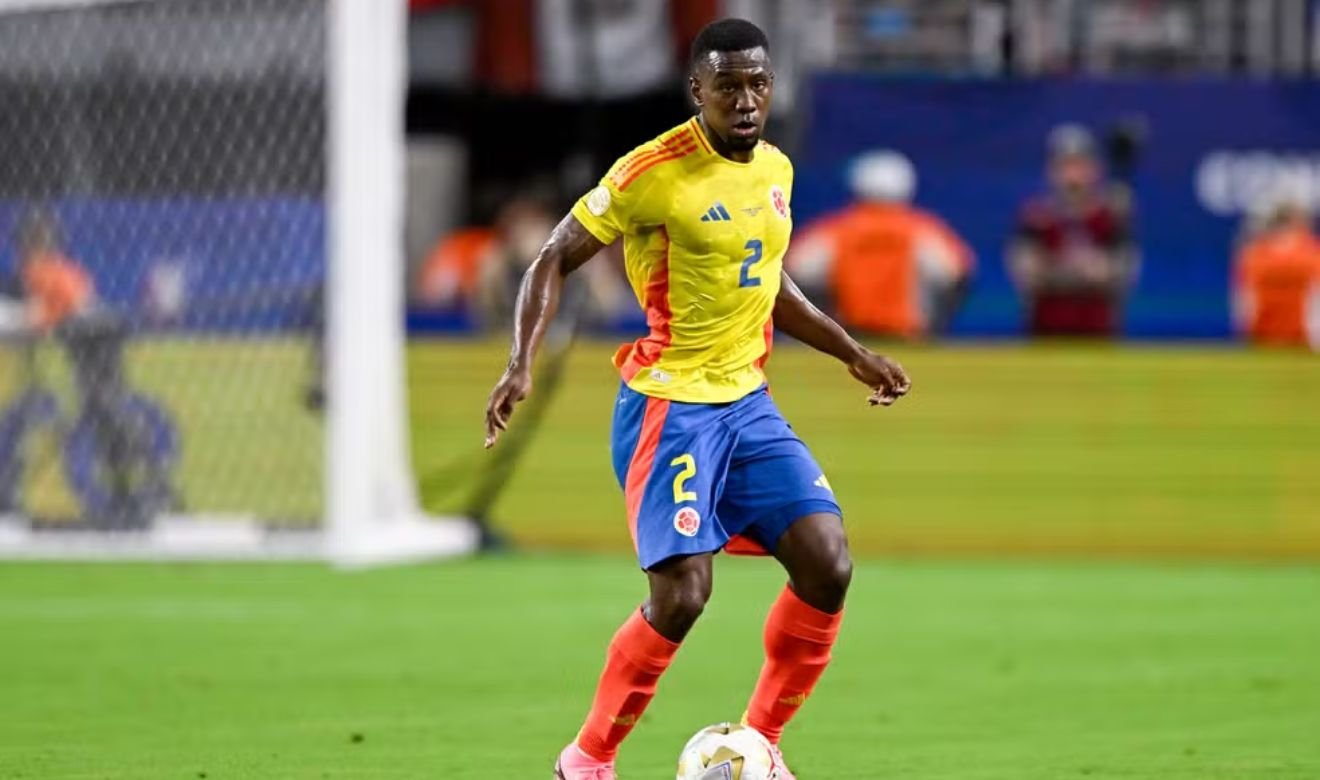 Vasco fecha com Carlos Cuesta e reforça defesa com zagueiro colombiano