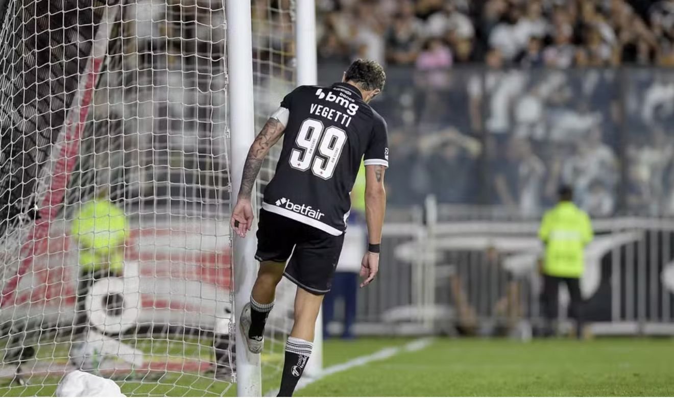 Diniz avalia mudanças no ataque do Vasco após goleada sem Vegetti