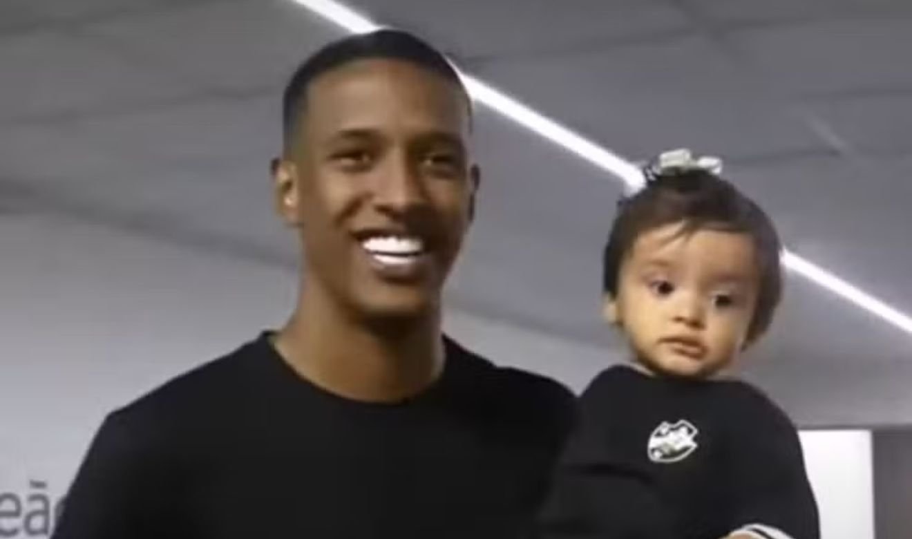 Robert Renan, novo reforço do Vasco, com a filha no desembarque no Rio de Janeiro — Foto: Reprodução / BTB Sports