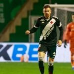 Hugo Moura jogou de zagueiro mais uma vez no Vasco contra o Juventude